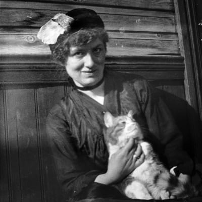 Författaren Edith Södergran med katt, 1910-20.