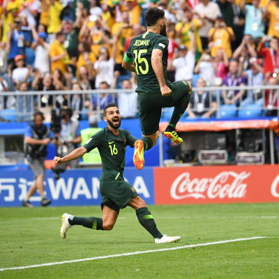Mile Jedinak firar sitt straffmål mot Danmark i fotbolls-VM 2018.