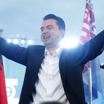 Den borgerliga oppositionens ledare Lulzim Basha har utropat sig som parlamentsvalets segrare i Albanien, trots att resultatet inte ännu är klart.