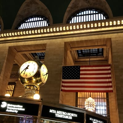 Klocka på informationskiosk i Grand Central station i New York