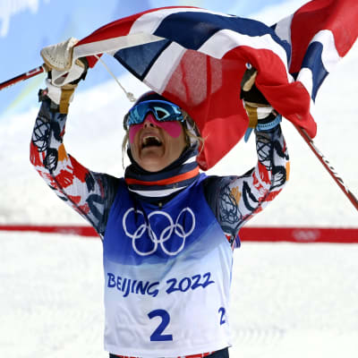 Therese Johaug går i mål som olympisk mästare.