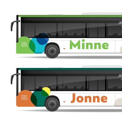 Kuva Kotkan seudun joukkoliikenteen bussien uudesta ulkoasusta. Yläpuolella vihreillä teippauksilla ja alapuolella oranssilla teippauksilla varustettu bussi.