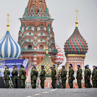 Ryska soldater står på Röda torget i centrala Moskva vid en kyrka.