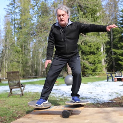 Kalle Mäkelä päätti 57-vuotiaana päästä eroon selkäkivuista ja ylipainosta - nyt hän harrastaa nuorallakävelyä ja on elämänsä kunnossa 63-vuotiaana?