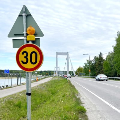 En trafikskylt med hastighetsbegränsningen 30 framför Rävsundsbron mellan Pargas och S:t Karins. 