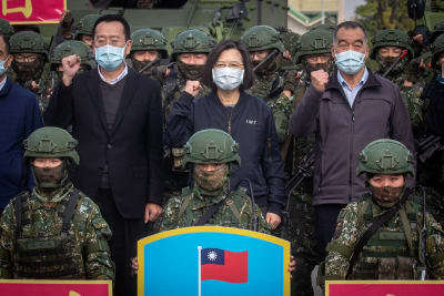 Taiwans president Tsai Ing-wen övervakar militärövningar med både kvinnliga och manliga soldater.