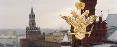 Den ryska tvåhövdade örnen med Kreml i bakgrunden