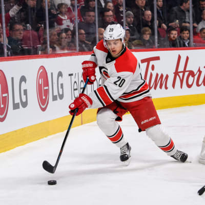 Sebastian Aho med pucken