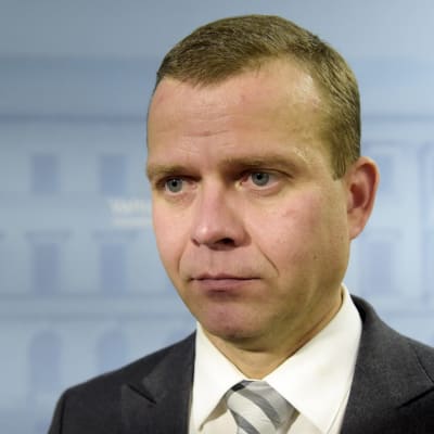 Inrikesminister Petteri Orpo håller presskonferens om terrordåden i Paris.