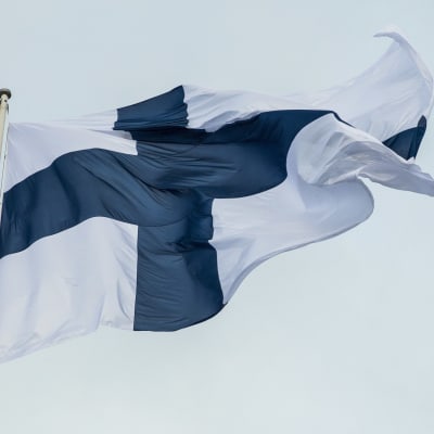 Suomen Lippu liehuu salossa