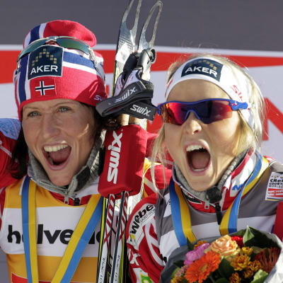 Längdåkarna Vibeke Skofterud, Marit Björgen och Therese Johaug firar efter tävling.