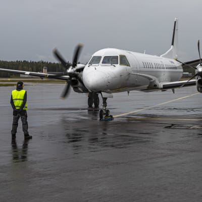 Nyxairin Saab 2000 matkustajakone lähdössä reittilennolle Jyväskylän lentoasemalta