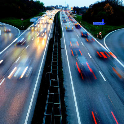 Bilar kör på Autobahn i Tyskland.
