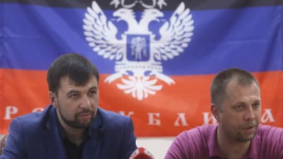 Alexander Borodai (t.h.), premiärminister för "folkrepubliken Donetsk", tillsammans med Denis Pusjilin på en presskonferens i maj 2014.