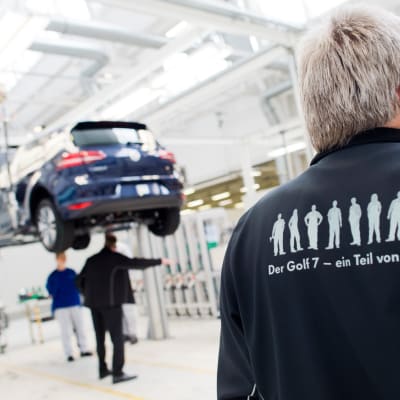 Volkswagenanställda i fabriken i Wolfsburg i Tyskland 21.10.2015