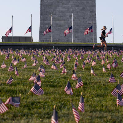 Sammanlagt 20 000 små amerikanska flaggor placerades vid Washintongmonumentet i den amerikanska huvudstaden inom ramen för projektet COVID Memorial Project som genomfördes till minne av de 200 000 personer som dött av covid-19 i USA.