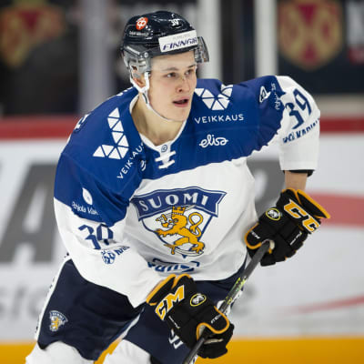Jesse Puljujärvi håller blicken mot spelet.