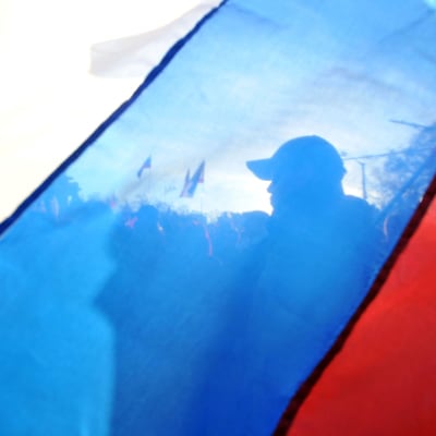 Pro-ryska aktivister bakom en rysk flagg på Krimhalvön i mars 2014