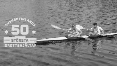 Kurt Wires och Yrjö Hietanen under OS 1952, med logon för Svenskfinlands 50 största idrottshjältar.