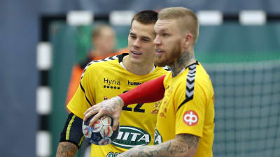 Teemu Tamminen och Nico Rönnberg lägger upp taktiken under en match i FM-ligan i handboll.