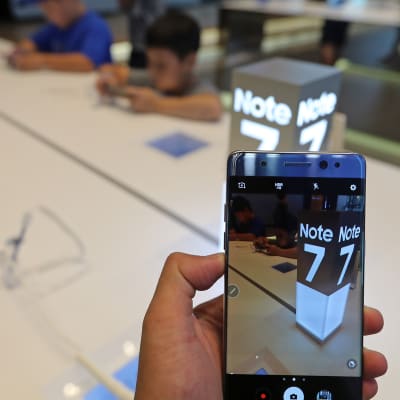 En kund testar en Note 7-telefon i Seoul  i Sydkorea.