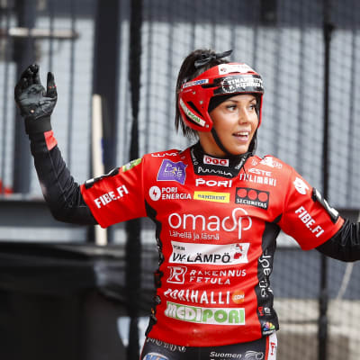 Emilia Itävalo tuulettamassa.