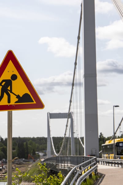 En trafikskylt med varning för vägarbeten vid Rävsundsbron mellan S:t Karins och Pargas.