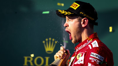 Sebastian Vettel firade med champagne.