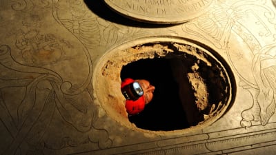 Forskare borrade hål i golvet i en basilika i Florens