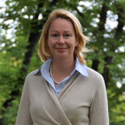 Filosofian tohtori Riitta Koskinen katsoo suoraan kameraan. 