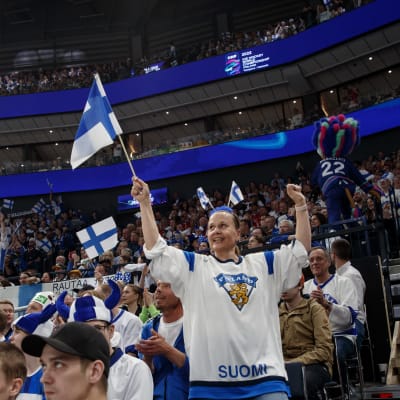 Suomalaisia lätkäfaneja katsomossa jääkiekon MM-kisoissa 2022.