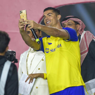 Cristiano Ronaldo ottaa selfietä