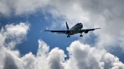 Matkustjakone pilvein tuolla puolen