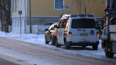 Polisen har stannat ett par bilar vid ett övergångsställe på Metviksgatan i Vasa. Vinter.