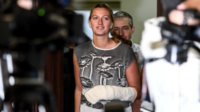 Petra Kvitova vandrar mellan kameror på en presskonferens.
