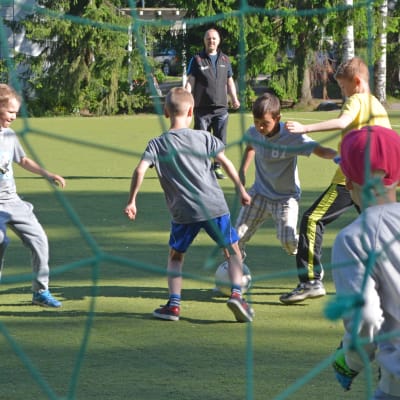 Eleverna i Vårberga skola tränar forboll