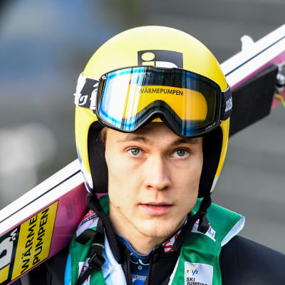 Antti Aalto med skidorna över axeln.
