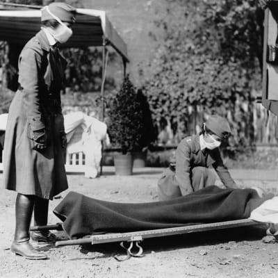 Patient på bår under Spanska sjukan 1918.
