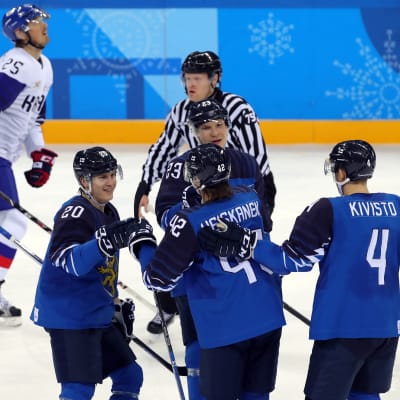 Finlands hockeyherrar jublar över mål mot Sydkorea.
