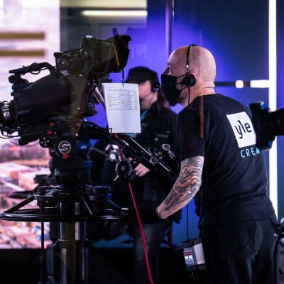 Studiokuvaajia Ylen aamussa.