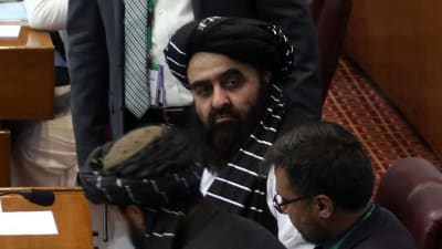 Talibanernas utrikesminister Amir Khan Muttaqi fotograferad under ett möte i Pakistan i december 2021.