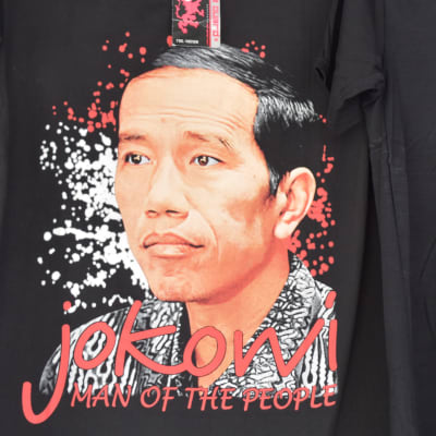 En svart T-skjorta med Indonesiens president som tryck och texten "Jokowi man of the people".