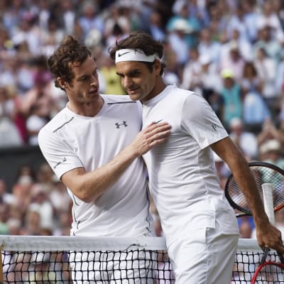 Federer grattas av Andy Murray efter Wimbledonsemifinalen.