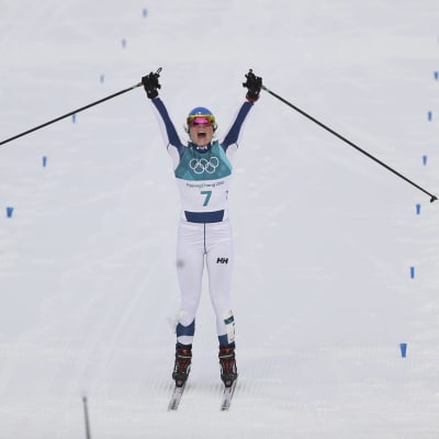 Krista Pärmäkoski jublar efter sitt OS-brons.