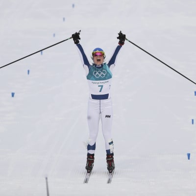 Krista Pärmäkoski jublar efter sitt OS-brons.