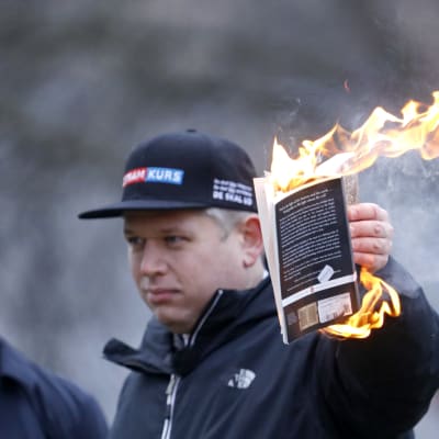 Rasmus Paludan bränner koranen.