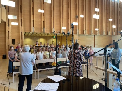 Malmin seurakunnan lapsikuorolaisia radiojumalanpalveluksen tallennuksessa.