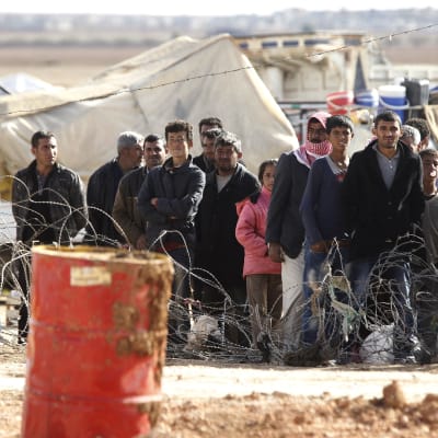 Syriska flyktingar vid den turkiska gränsen nära Kobane.