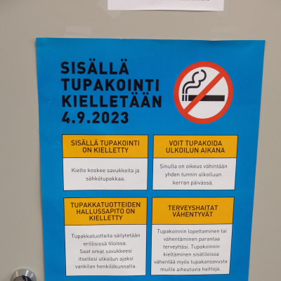 Ilmoitus tupakointikiellon voimaan tulosta Riihimäen vankilassa.