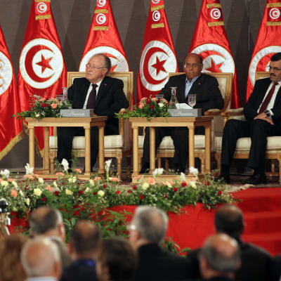 Tunisiska ledare inklusive president Moncef Marzouki (i mitten) och premiärminister Ali Laarayedh sitter och lyssnar under ett möte mellan de styrande islamisterna och oppositionen i oktober 2013.